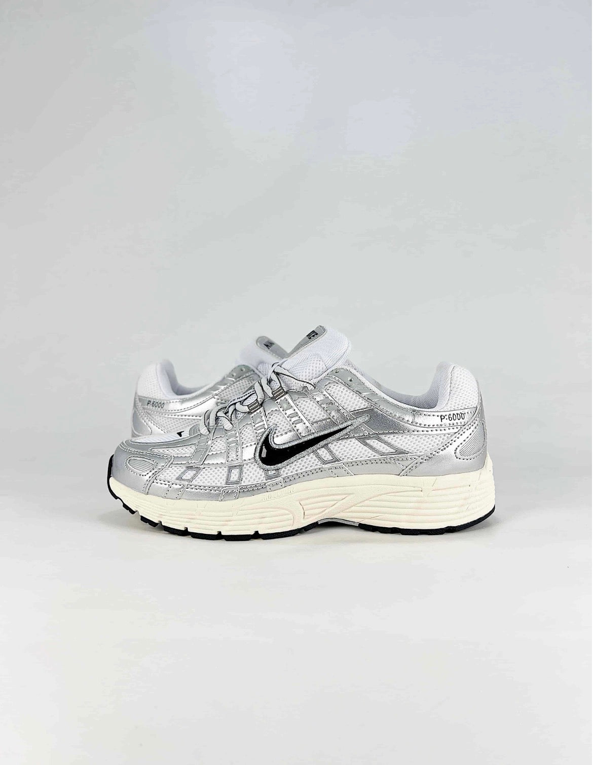 Nike P-6000 (white metallic silver/Black)